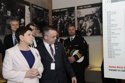 Prime Minister Szydło showed a special interest in the exhibits on Poland during WWII